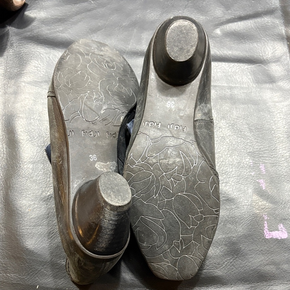 Elegant Gray Ankle Booties - Picture 4 of 6